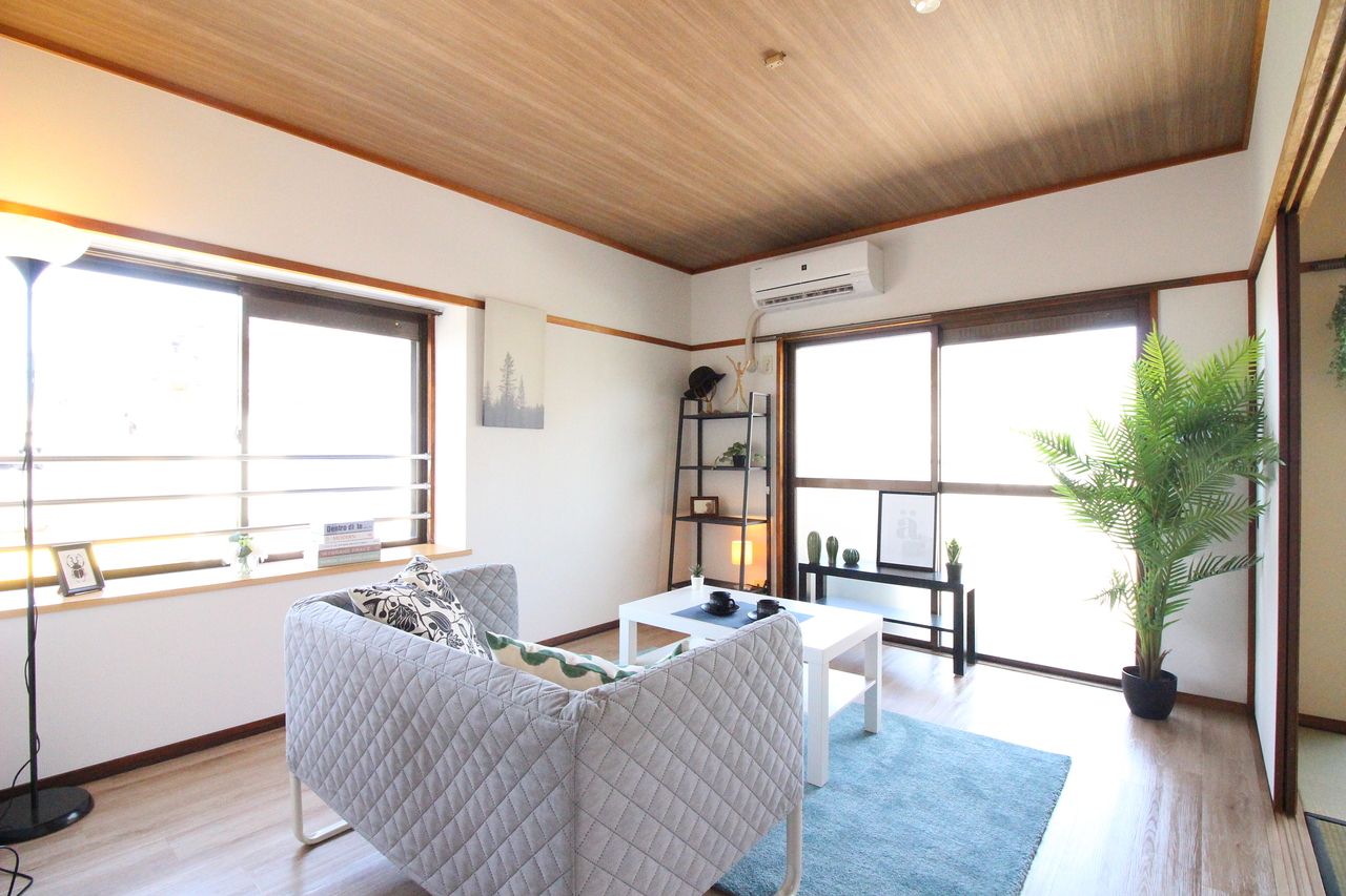 天井の木目調クロスが特徴的なナチュラルモダンなお部屋で、心地よい風を感じながら桜島を眺めゆったりと過ごす休日はいかがですか？