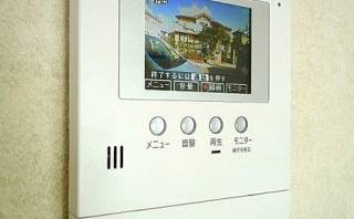 TVモニター付きインターホン 住戸内から音声と映像により来訪者を確認できます