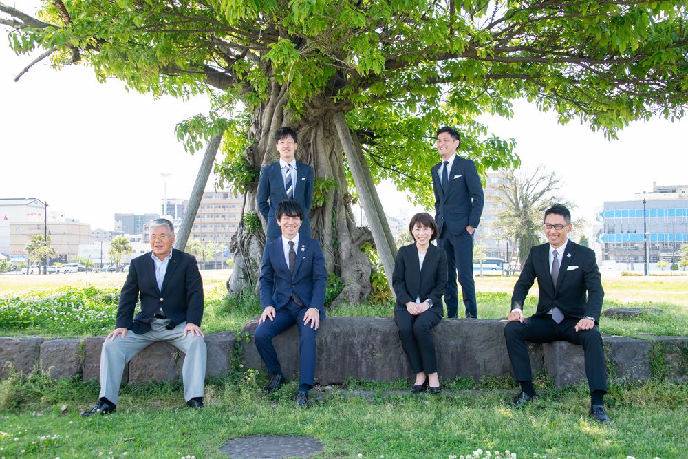 ツイン・ビーが最も大切にしていること。それは社員一人ひとりの「ウェルビーイング(Well-Being)」です。ウェルビーイングとは「良い状態でいること」。自分自身の人生が「豊かである」と感じられること。これは当社の企業理念「当社と関わる人々を経済的・精神的に豊かにする」そのものです。私たちの経営哲学の根幹にある「3つの資本」と「豊かさを築く正しい順番」という考え方は、代表が強く感銘を受けた山口周氏の著書『人生の経営戦略』の思想をベースにしています。単なるビジネスの成功ではなく、関わる人々を経済的・精神的に豊かにしたい。その想いを実現するため、同書の哲学をツイン・ビーの賃貸管理ビジネスと組織づくりに落とし込み、独自の理念として掲げています。